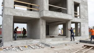 أعمال ترميمات هيكلية في مبنى سكني