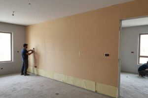 تركيب عازل فوم للجدران الداخلية في منزل كويتي