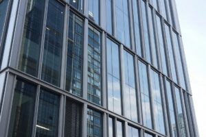 دريشة مكتبية بزجاج عاكس