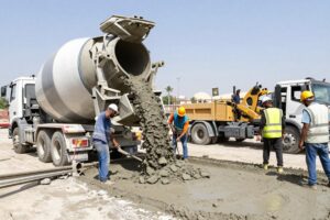 صب خرسانة في موقع بناء بالفروانية