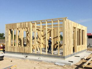 عمال يقومون ببناء غرفة إضافية مع هيكل البناء