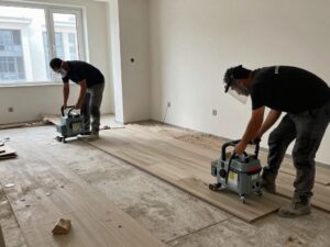 عمال يقومون بتكسير أرضيات قديمة