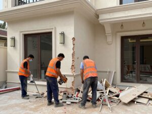 عمال يقومون بتكسير في فيلا فخمة