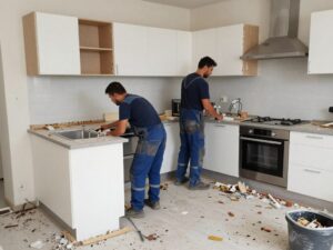 عمال يقومون بتكسير مطبخ قديم