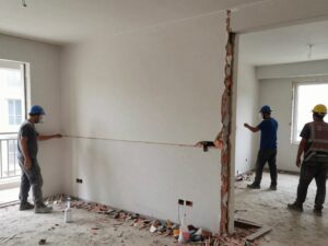 عملية هدم جزئي لجدران داخلية في منزل بالكويت