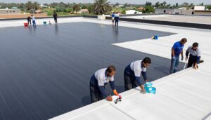 فريق عمل قصر السناء أثناء تنفيذ عازل أسطح الكويت