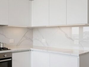 مطبخ حديث بجدران من السيراميك رخام وأسطح عمل متناسقة مطبخ حديث بجدران من السيراميك رخام وأسطح عمل متناسقة