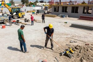 مقاول أعمال الجهراء يقوم بتنفيذ أعمال متنوعة في موقع بناء مقاول أعمال الجهراء يقوم بتنفيذ أعمال متنوعة في موقع بناء