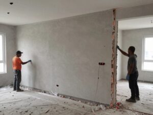 هدم جدران داخلية لتوسيع مساحة في منزل بالكويت