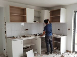 هدم وتجديد مطبخ في منزل كويتي