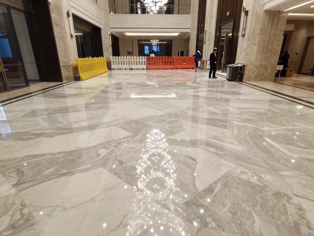 أرضية رخام فاخرة قبل عملية التكسير في مبنى تجاري بالكويت