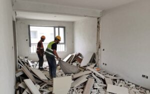 أعمال هدم وتكسير وتجهيز للترميم في الصباحية أعمال هدم وتكسير وتجهيز للترميم في الصباحية